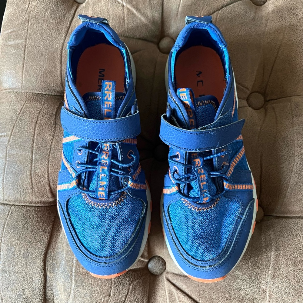 EUC Boys Merrell shoe, sz 4